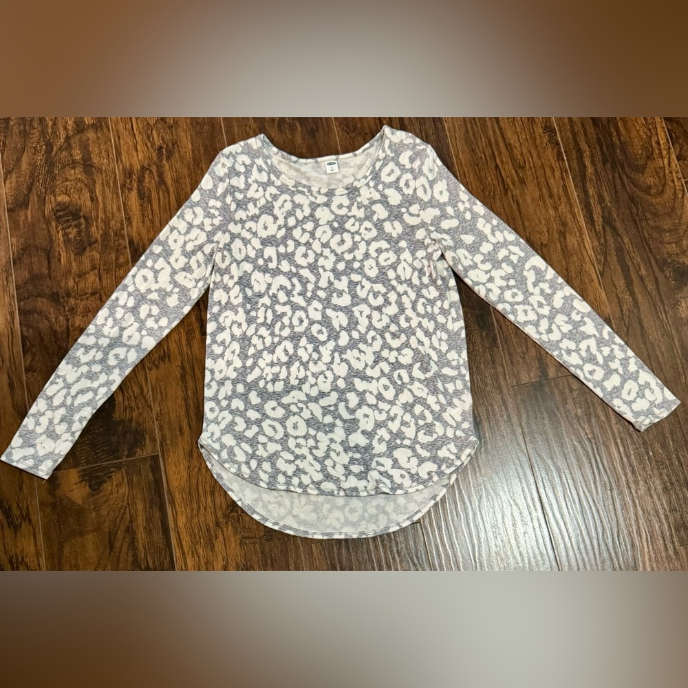 Only worn once! Like new! Long sleeve animal gray/ white print. Longer in back.
